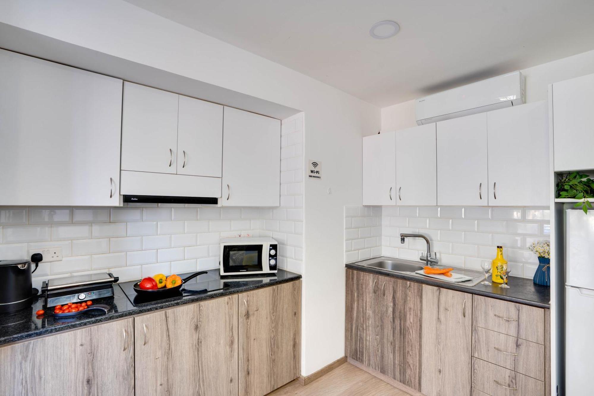 Atlantis Apartments 50M From Makenzy Seafront Lárnaka Eksteriør bilde