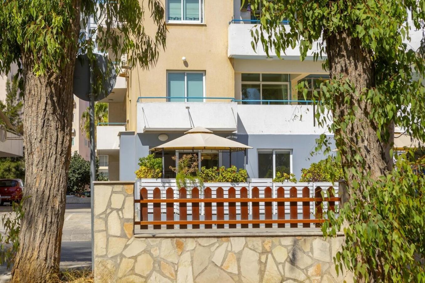 Atlantis Apartments 50M From Makenzy Seafront Lárnaka Eksteriør bilde